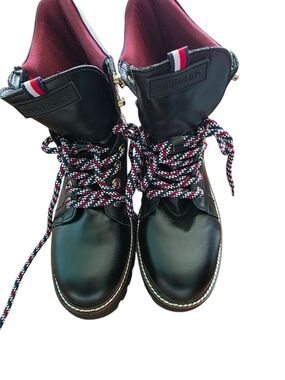 Tommy Hilfiger Black Leather Boots with Red Lining and Tricolor Laces Never worn